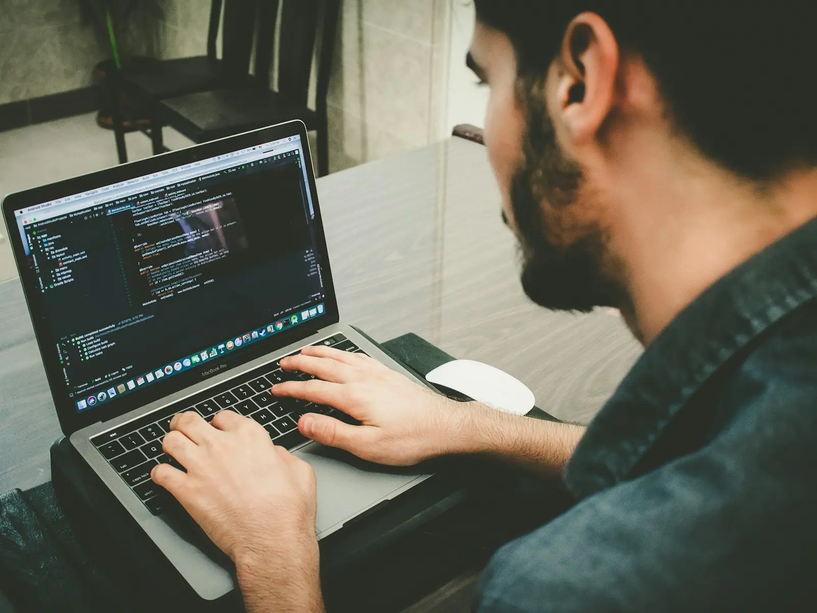 Programista pracuje przy laptopie