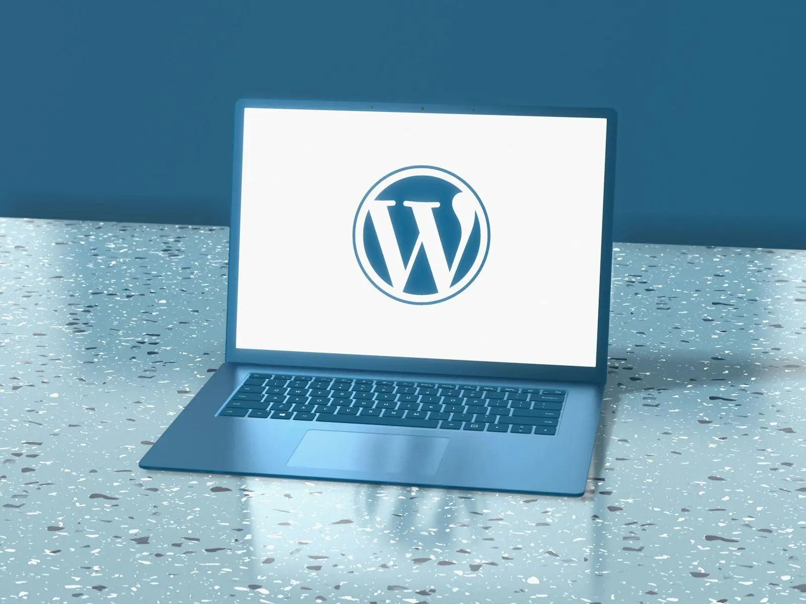 Laptop z logo WordPressa na ekranie